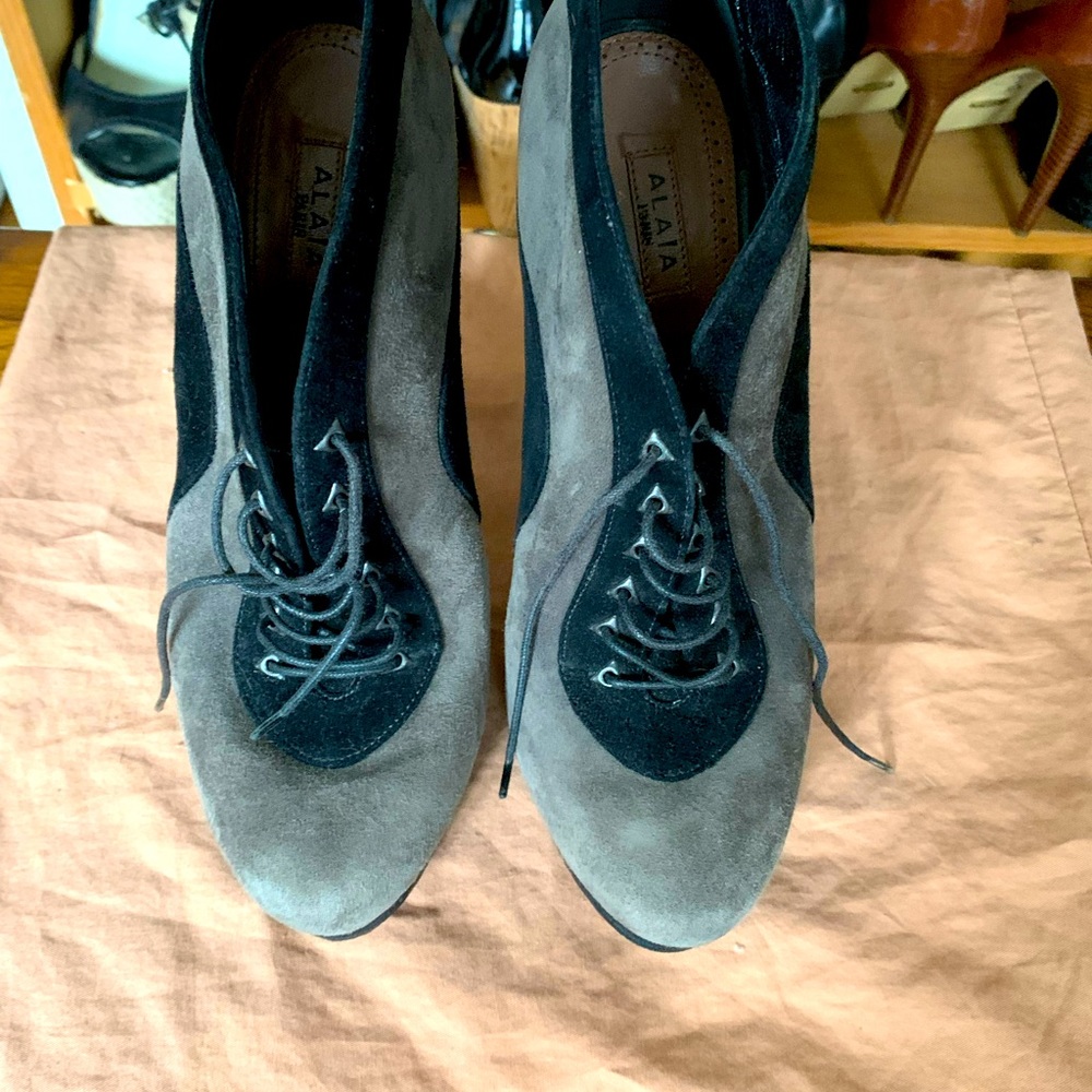 Alaia black and grey suede ankle booties size 37 1/2
